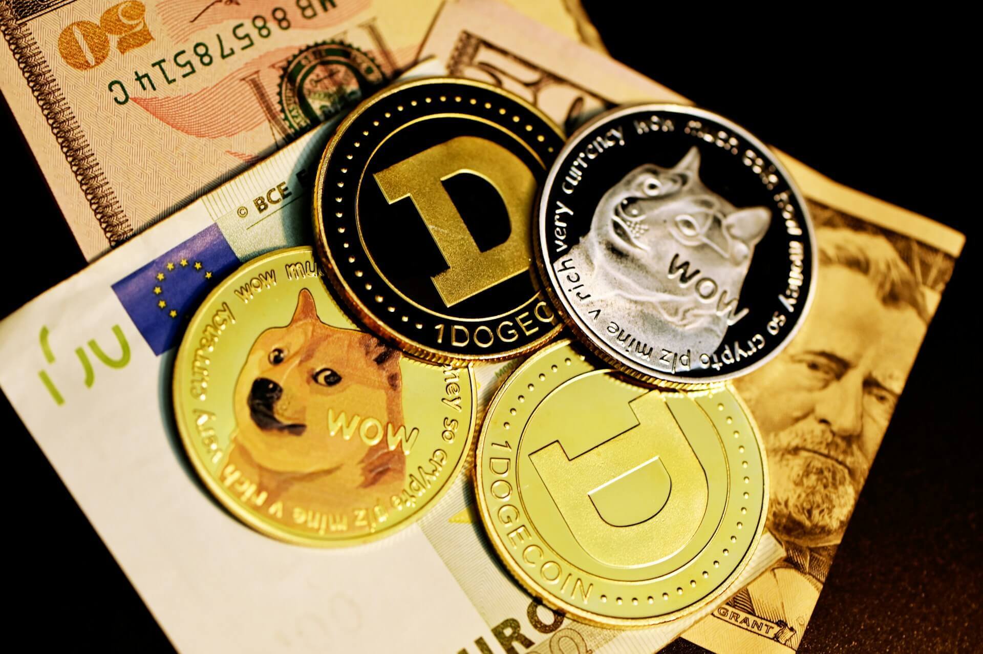 ドージコインとお札のイメージ。